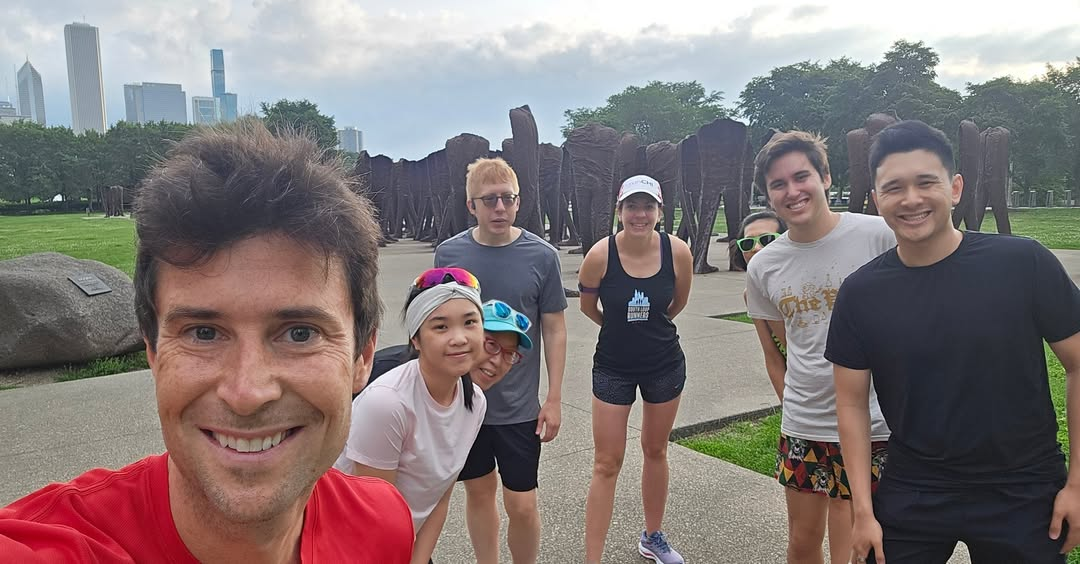 South Loop Runners group photo at the Agora Statues meetup location